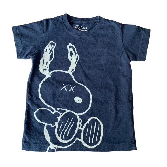 KAWS X UNIQLO Snoopy T-Shirt Boys 5-6 Peanuts Tee Top Dark Blue Boy HTF Rare - Picture 1 of 7